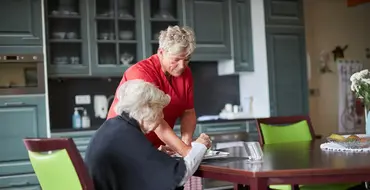 Eten serveren in verzorgingstehuis