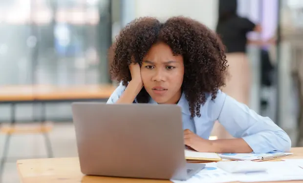 Meisje kijkt moeilijk naar een laptop