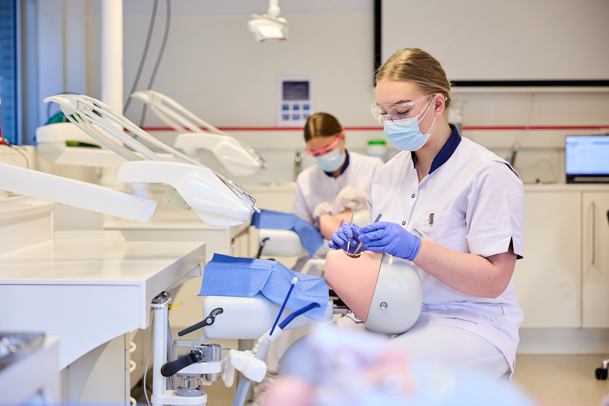 Studenten tijdens praktijkles bij de opleiding Tandartsassistent van Deltion College